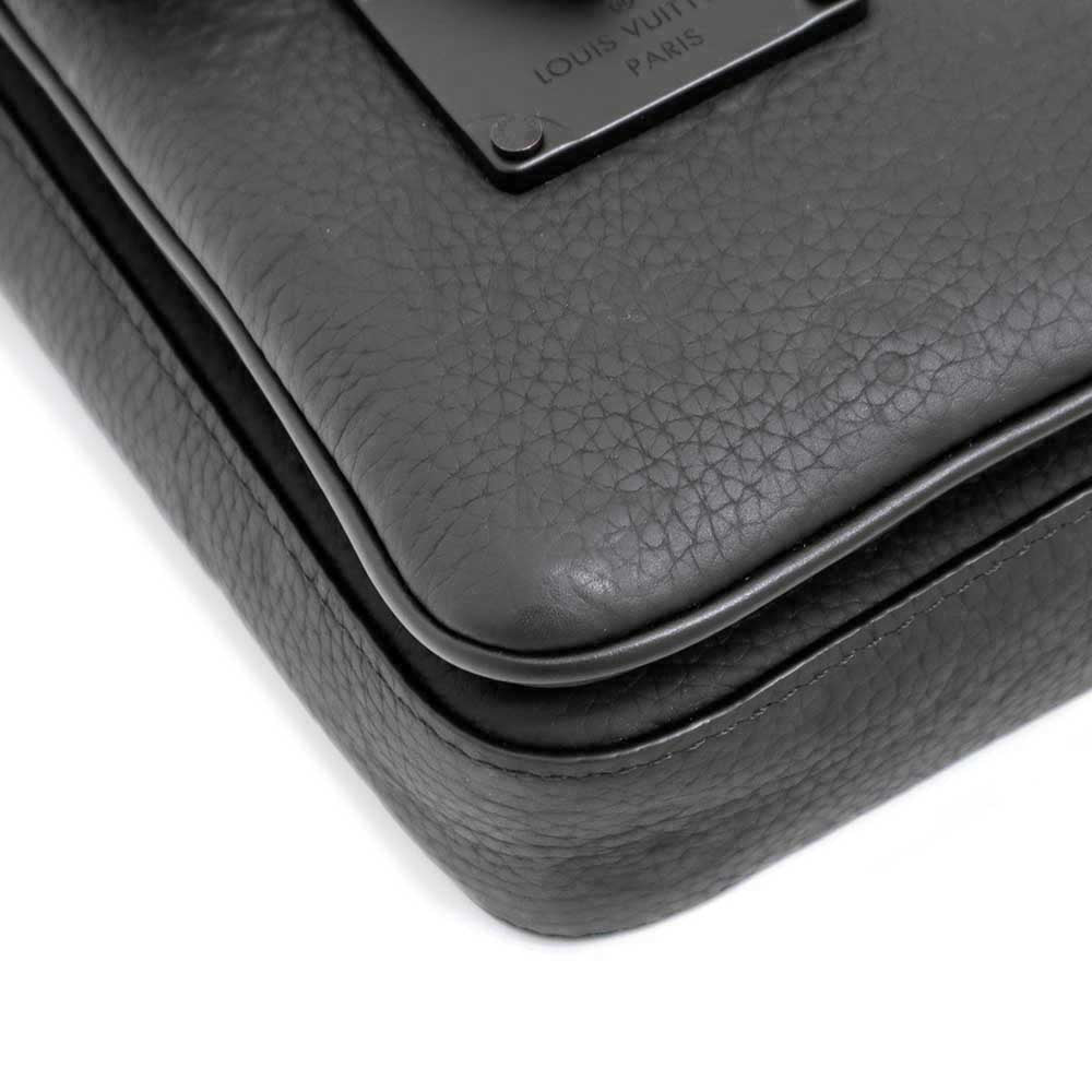 Sロック ヴェルティカル ウェアラブル ウォレット ブラック トリヨンモノグラムレザー モノクローム金具 M81524 ショルダーバッグ